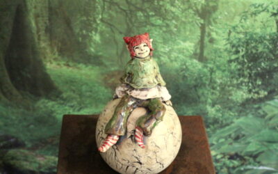 Elfe auf Kugel – Keramik Rosenkugel Gartenfigur Gartenkeramik Unikat