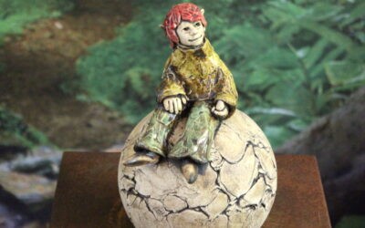 Elfe auf Kugel – Keramik Rosenkugel Gartenfigur Gartenkeramik Unikat